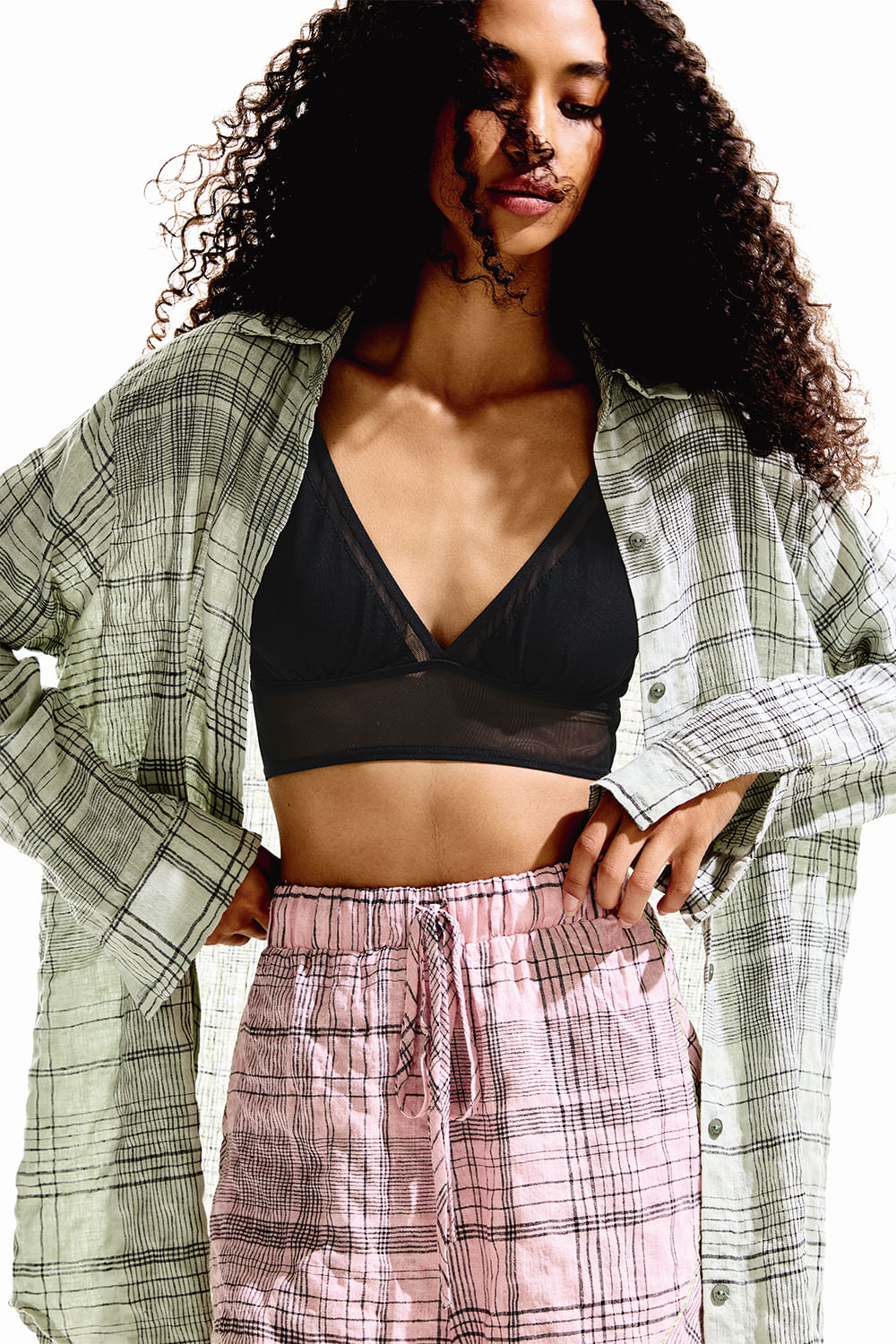 tp040070-000074-camisa-perseu-bt030076-000131-shorts-cosmico-look-detalhe