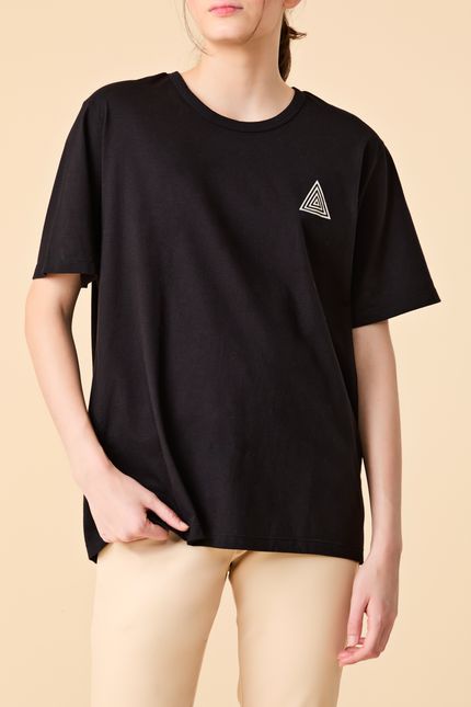 tp020248-000009-camiseta-dimensao-look1
